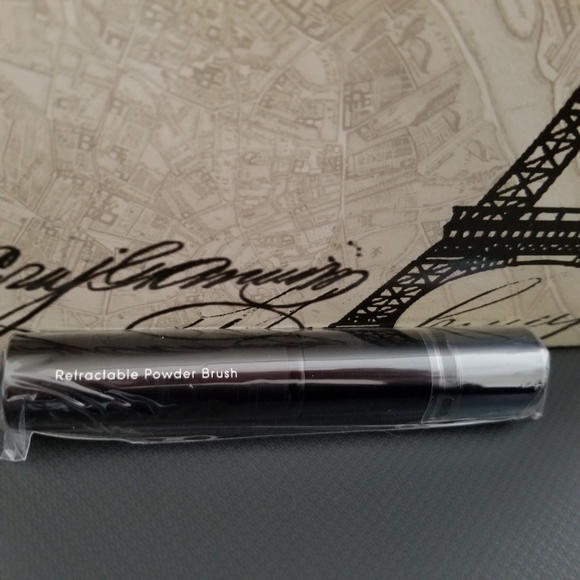 LAURA GELLER NEW YORK Retractable Powder Brush - Picture 3 of 4